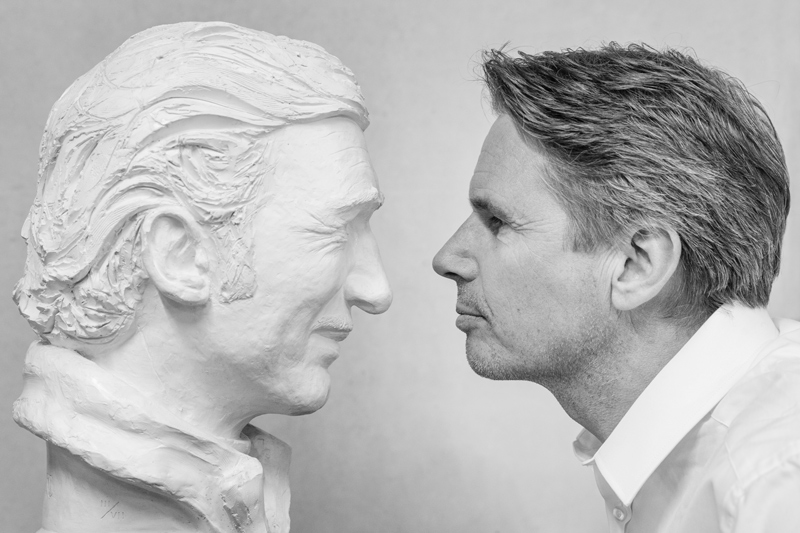Philippe Siffert und die Büste von Jo Siffert (© Daniel Reinhard)